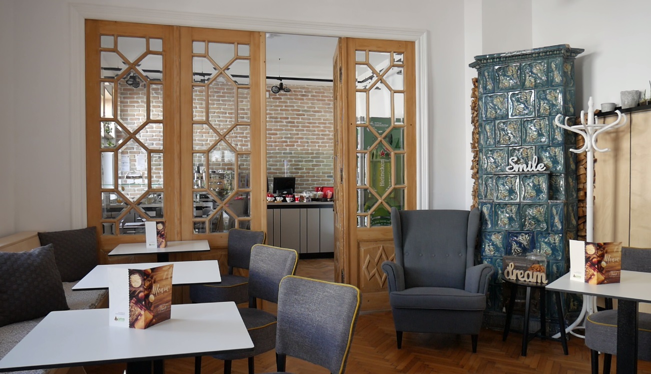 VIDEO / Din orfelinat, la primul job. Un hostel și o cafenea din București au angajat tineri ieșiți din centrele de plasament