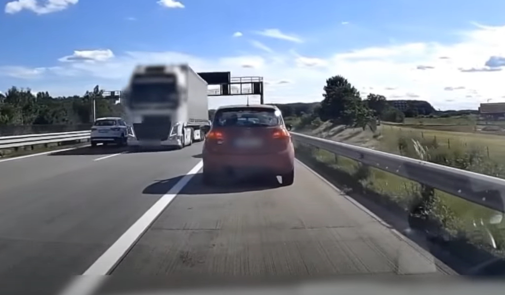 Teljes káosz az M0-son: egy kamion kilométereken át hajthatott a szembe sávban - videó