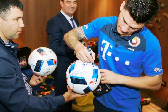 Să fie cu noroc la Euro! Tricolorii au primit ”Papionul România” din partea unui maestru croitor din Italia | GALERIE FOTO