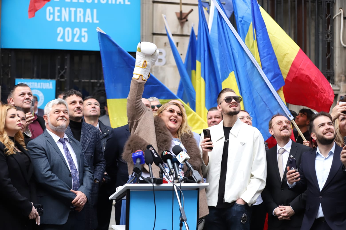 Diana Șoșoacă și-a depus candidatura la alegerile prezidențiale. A venit la sediul BEC cu mănuși de box