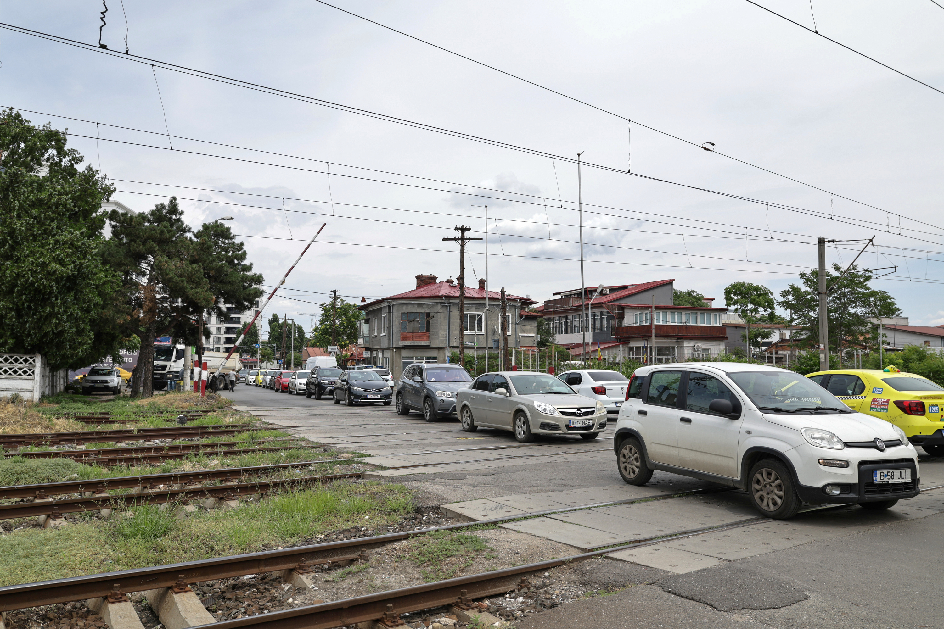 Femeia care ridică manual, de 36 de ani, o barieră de tren. Imaginea care spune tot despre infrastructura din România