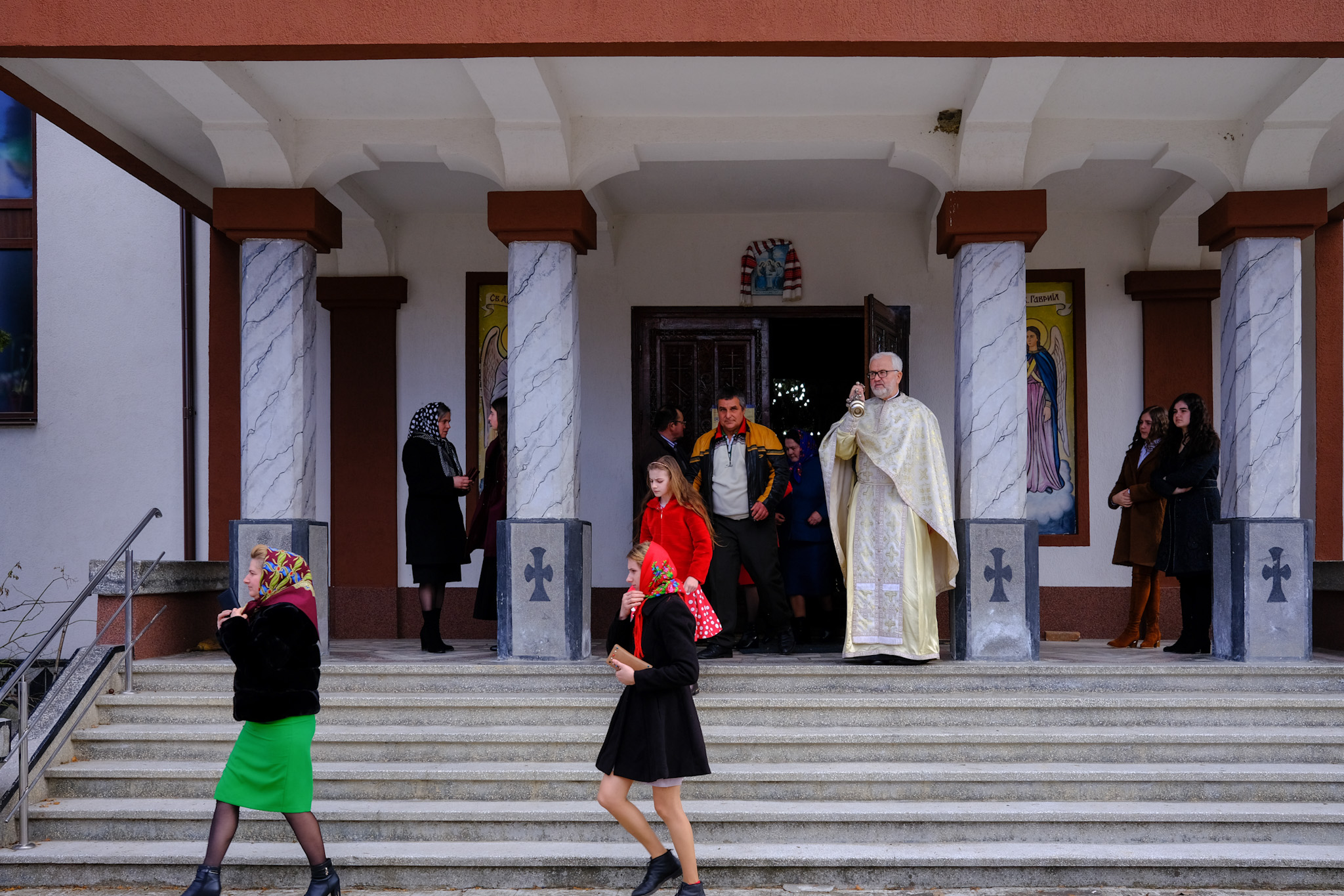 „Bunicii și tații noștri ne vorbeau despre război. Acum e rândul nostru să ne rugăm și să ne întoarcem către Dumnezeu”. Slujbă de duminică emoționantă în Maramureșul de graniță