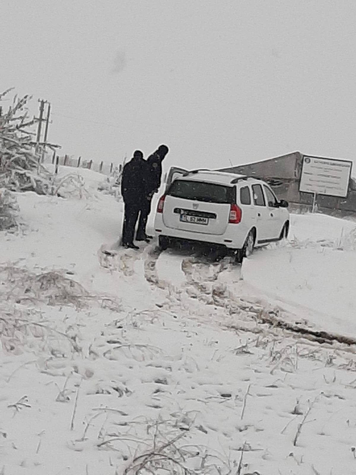 Intervenție dificilă în Tulcea. O ambulanţă care transporta la spital o femeie însărcinată, blocată în zăpadă