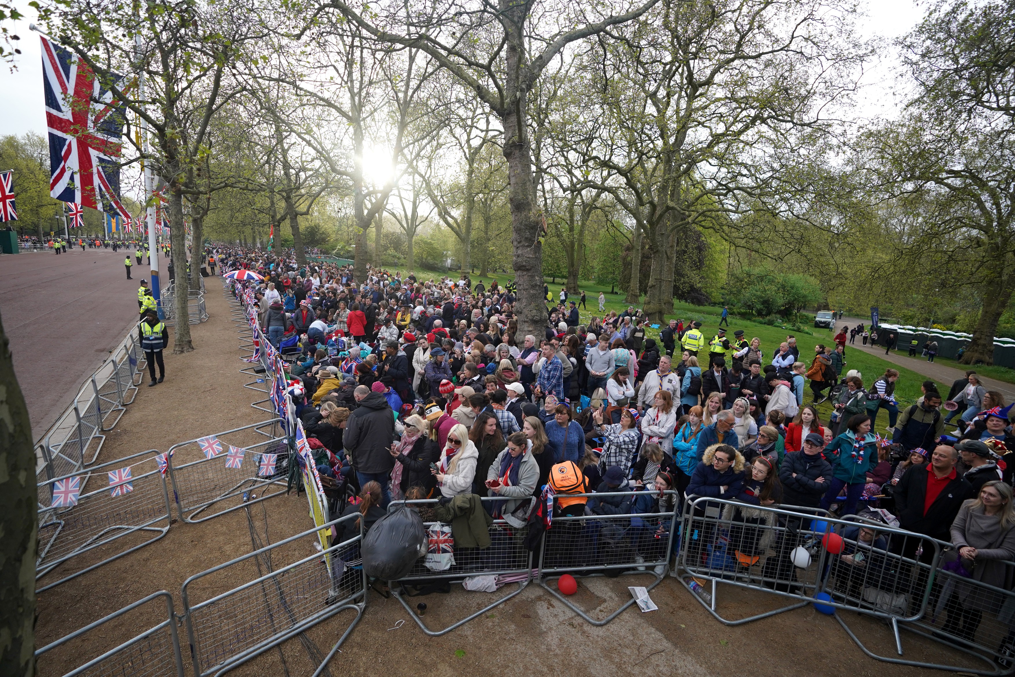 Charles și Camilla, încoronați rege și regină ai Marii Britanii. Ceremoniile s-au încheiat cu salutul de la balconul Palatului Buckingham