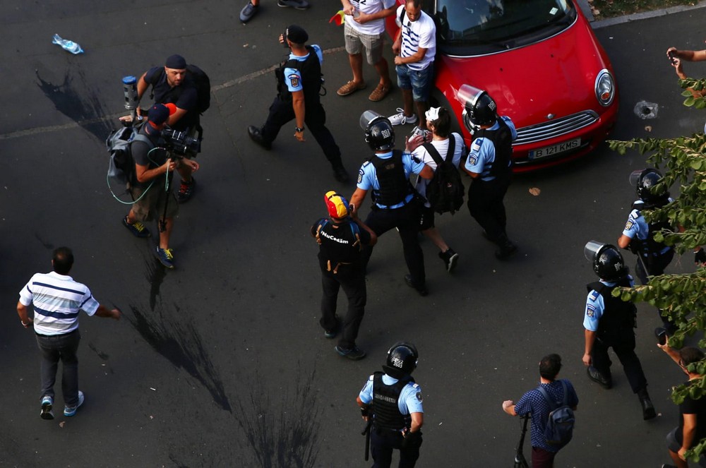 UPDATE. Război de stradă între jandarmi și huligani, în Piața Victoriei. 452 de persoane rănite / VIDEO&FOTO