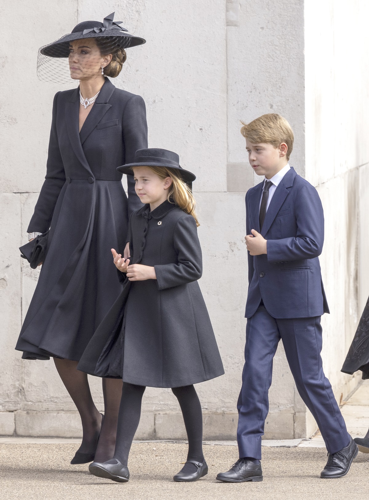 Semnificația bijuteriilor purtate de Kate Middleton la funeraliile reginei Elisabeta a II-a. I-a adus un omagiu suveranei, dar și prințesei Diana