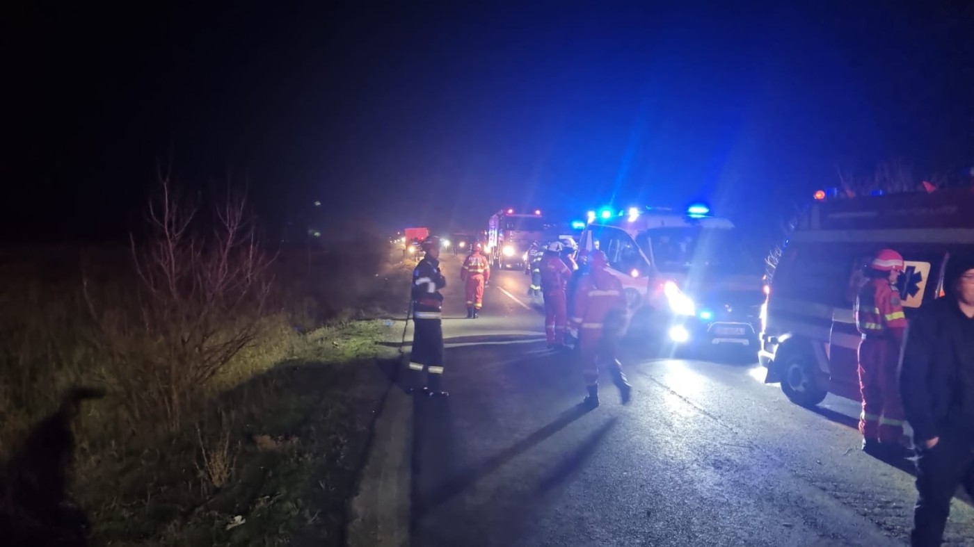 Un microbuz cu 8 pasageri s-a răsturnat în județul Dâmbovița. O persoană a murit, șapte au fost rănite