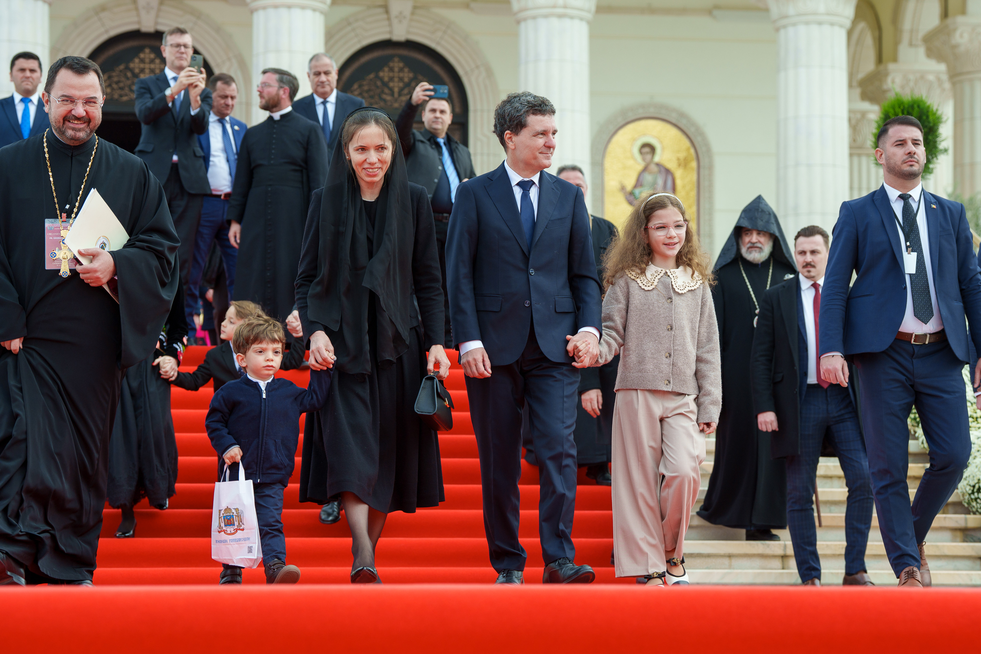 Dana Budeanu a criticat ținuta aleasă de Mirabela Grădinaru, partenera lui Nicușor Dan, la sfințirea Catedralei Mântuirii Neamului: „Alo, protocolu’ Cotroceni?”