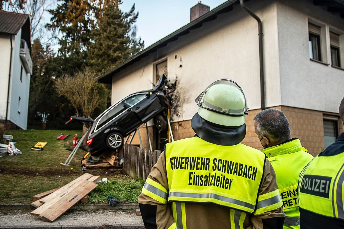 VIDEO| Un șofer care a vrut să se sinucidă s-a înfipt cu un Audi în primul etaj al unei case, în Germania