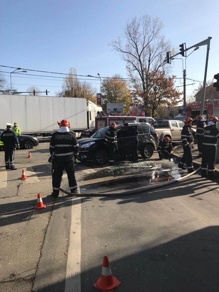 FOTO | O mașină s-a răsturnat luni, la intersecția străzilor Fabrica de Glucoză și Barbu Văcărescu, după o tamponare ușoară