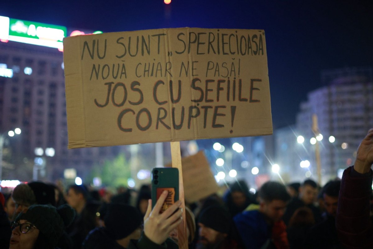 Nou protest în Piața Victoriei din București. Câteva mii de oameni au cerut demisia șefei Curții Supreme, Lia Savonea, pentru neregulile din justiție, în a patra zi consecutivă