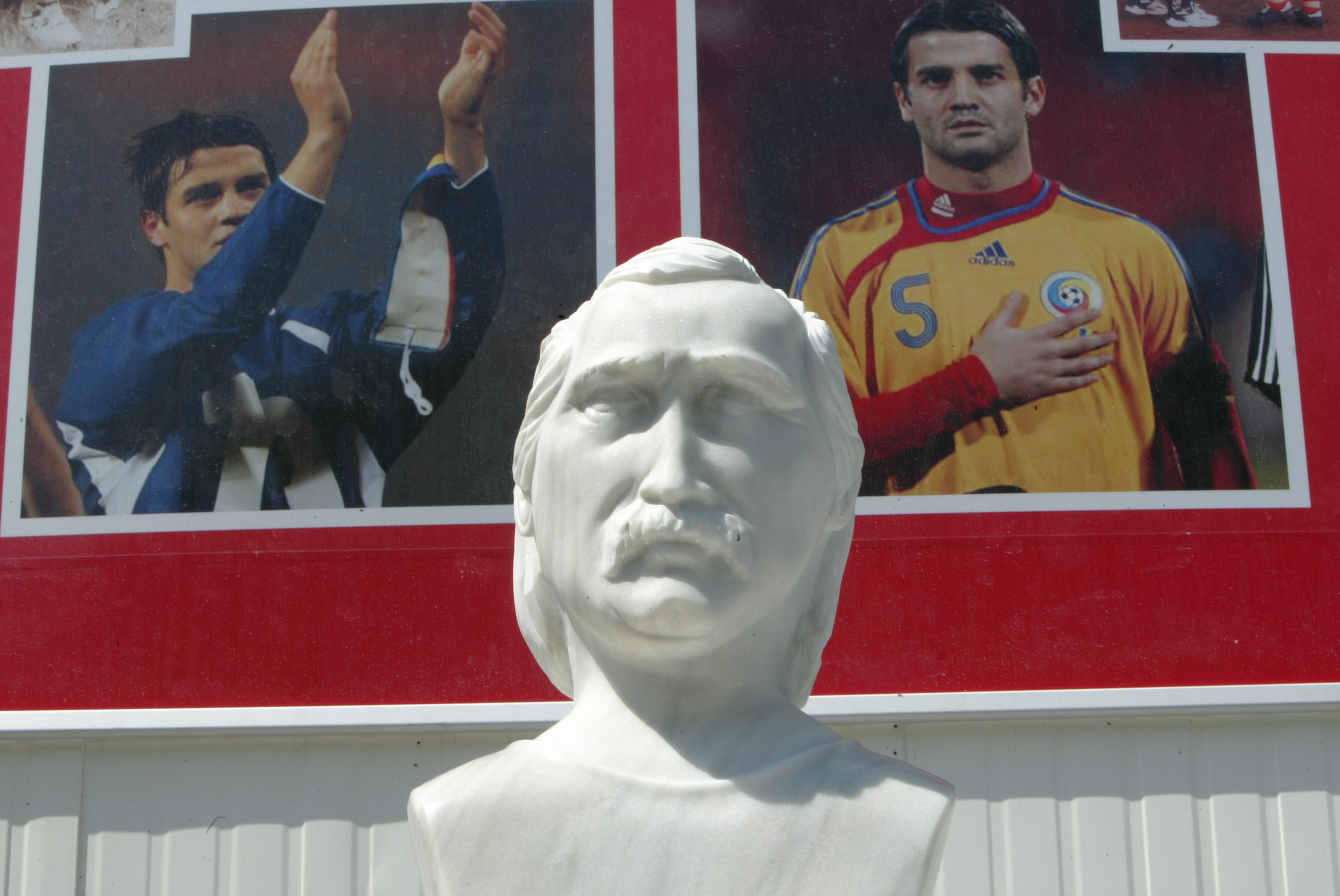 Imagini rare cu Cristi Chivu. Cum a fost băgat la „pușcărie”