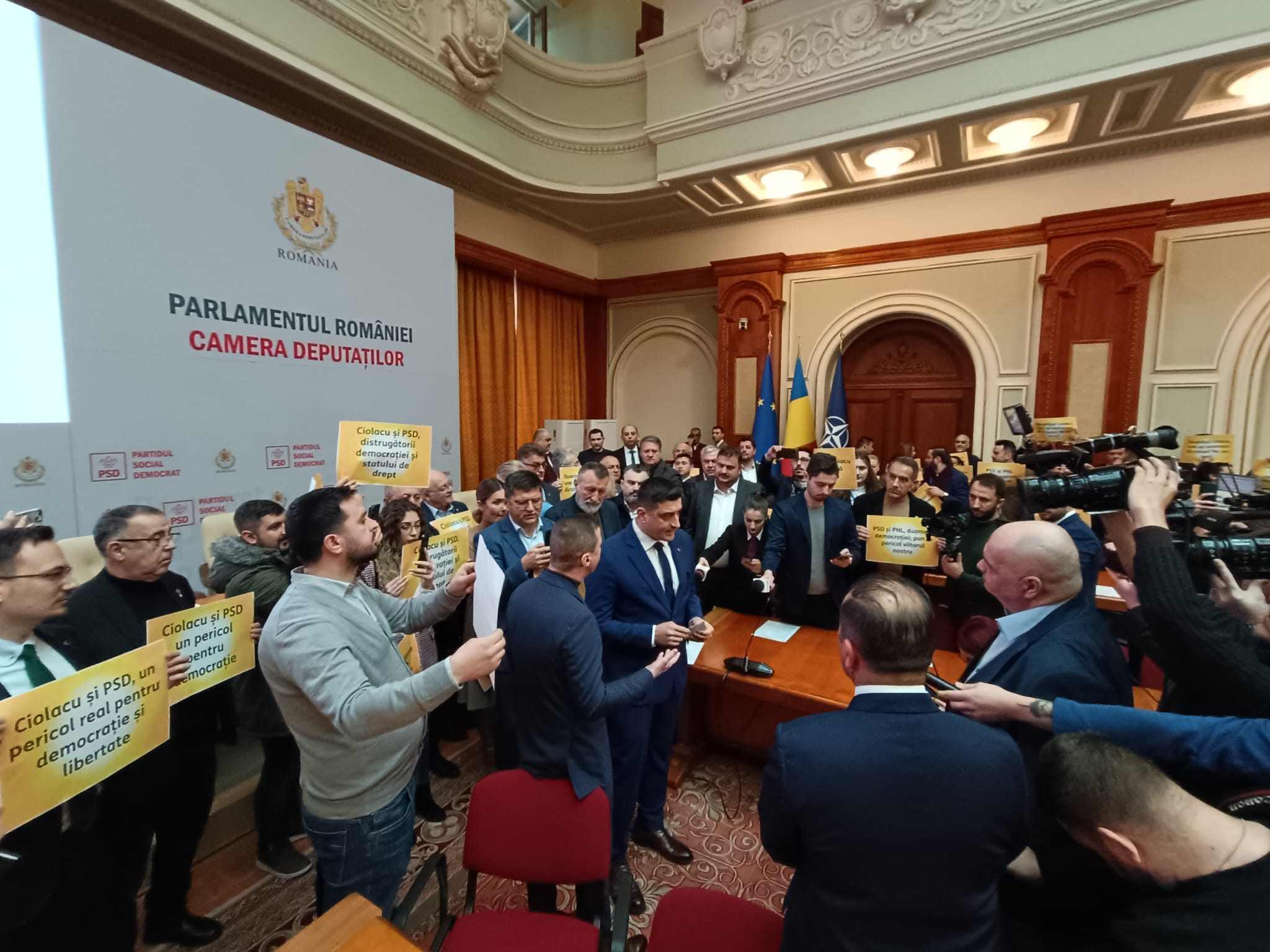 Un nou scandal provocat de AUR în Parlament. George Simion și mai mulți parlamentari au protestat în sălile de ședințe ale PSD și PNL