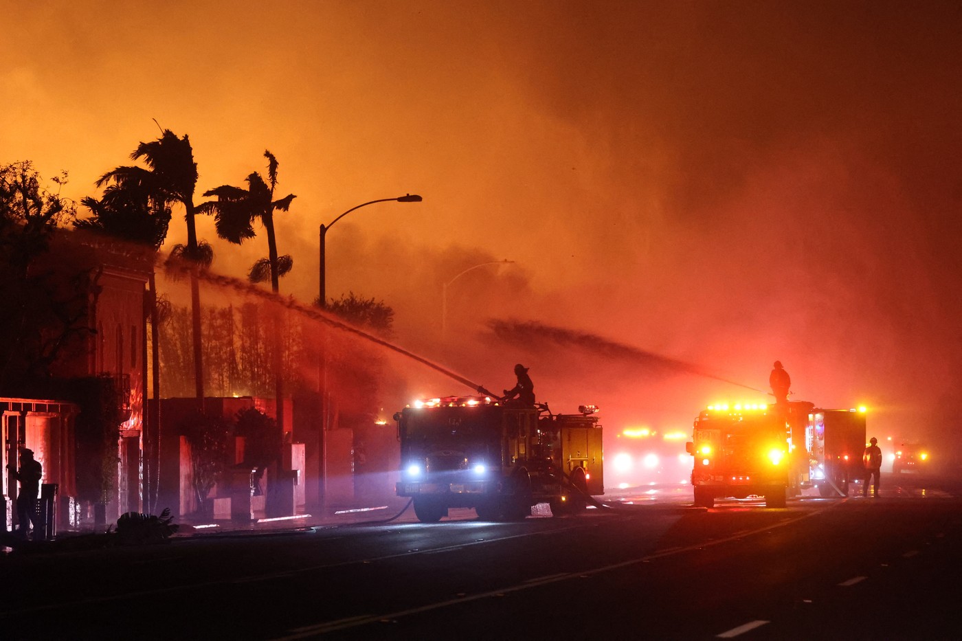 Cel puțin 10 oameni au murit în incendiile de proporții din Los Angeles: „E ca şi cum o bombă atomică ar fi fost aruncată”