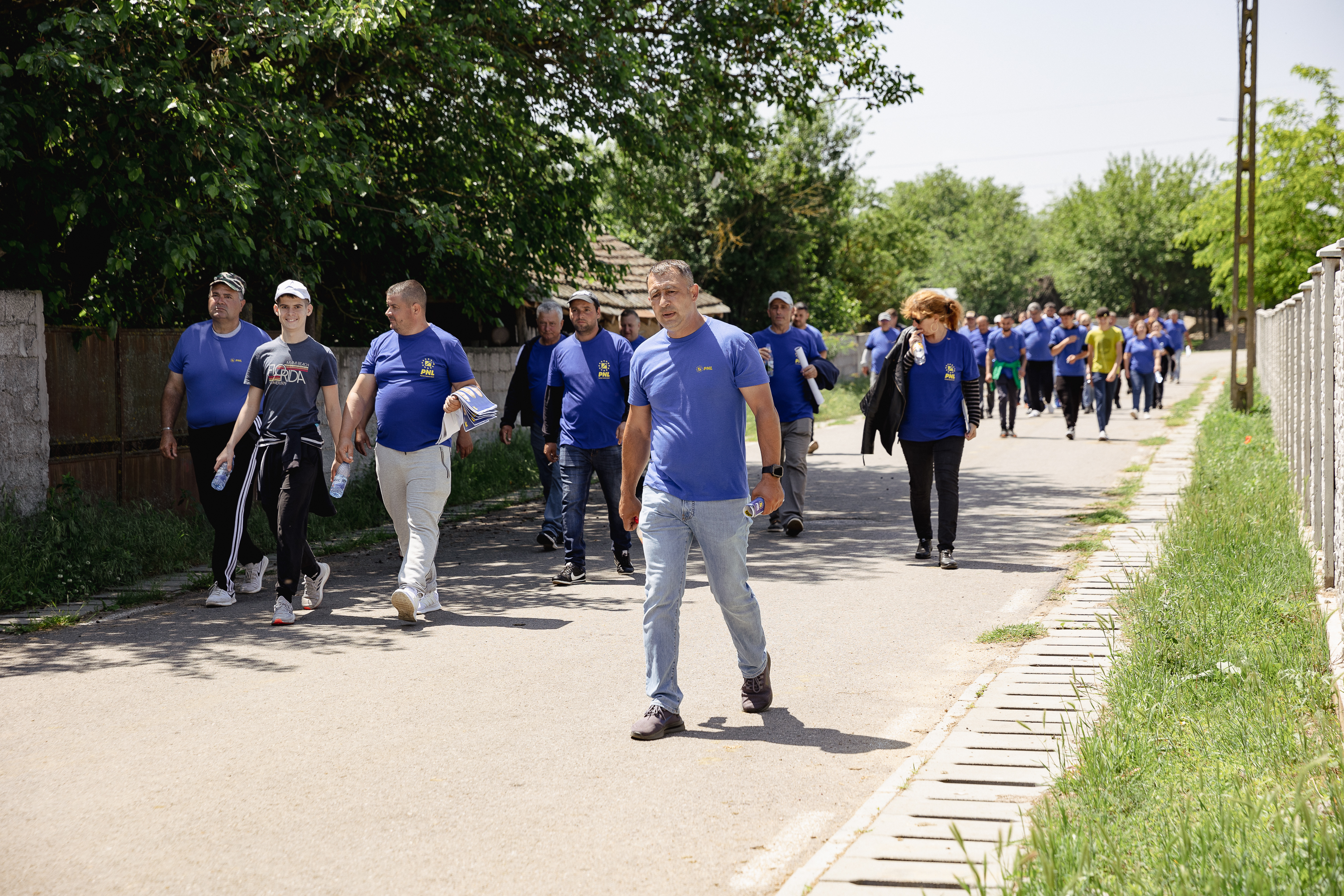 REPORTAJ | Pulsul campaniei în comuna din Mehedinți unde doi foști soți candidează la primărie: „Să mai conducă și muierile! Că poate mai țin și cu muierile! Că oamenii nu țin decât cu oamenii!”