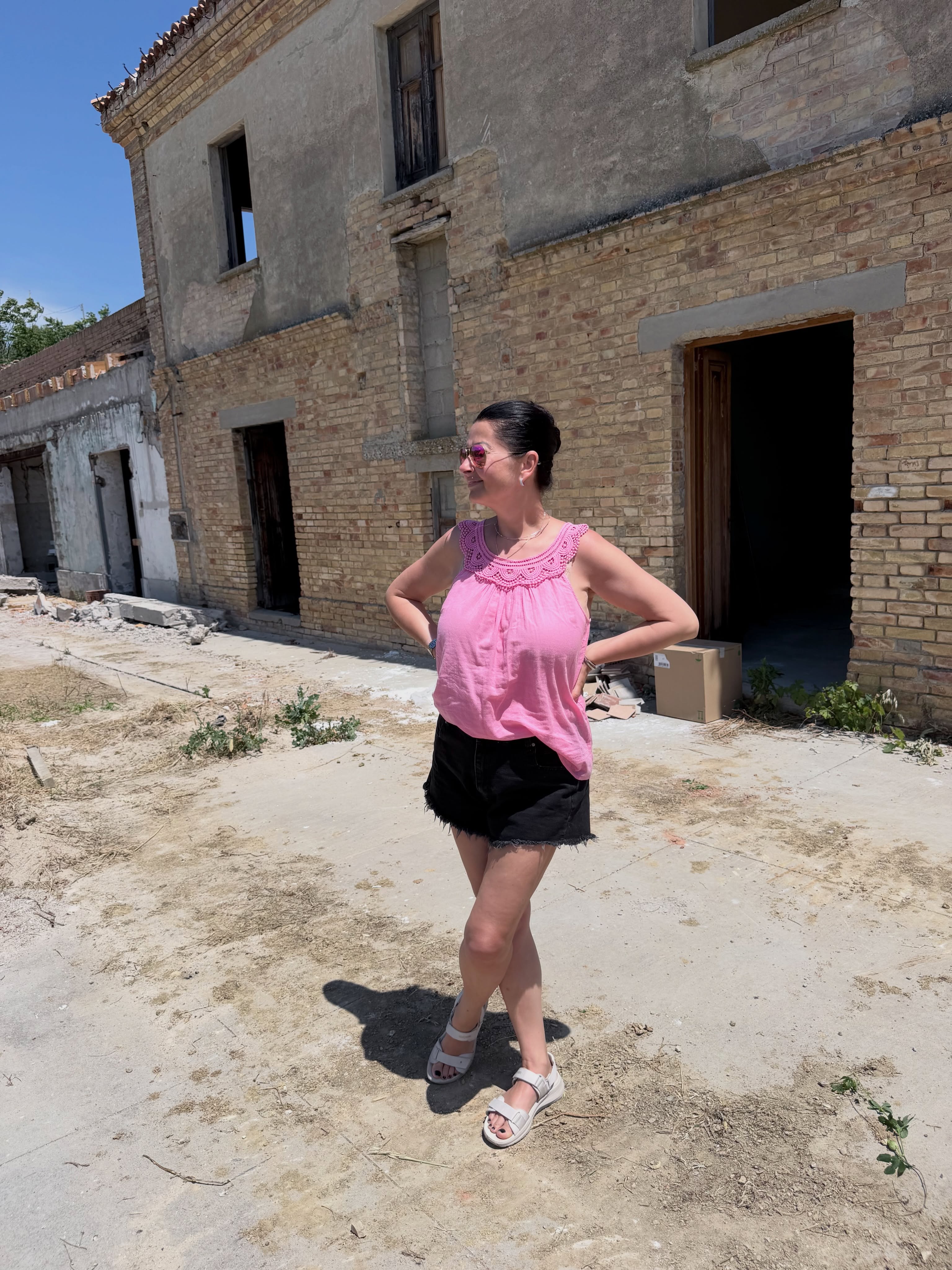 Noi imagini cu casa din Italia a Gabrielei Cristea, înainte să fie demolată. Vedeta și soțul ei se află în Abruzzo. „Vom recupera 95% din cărămidă”