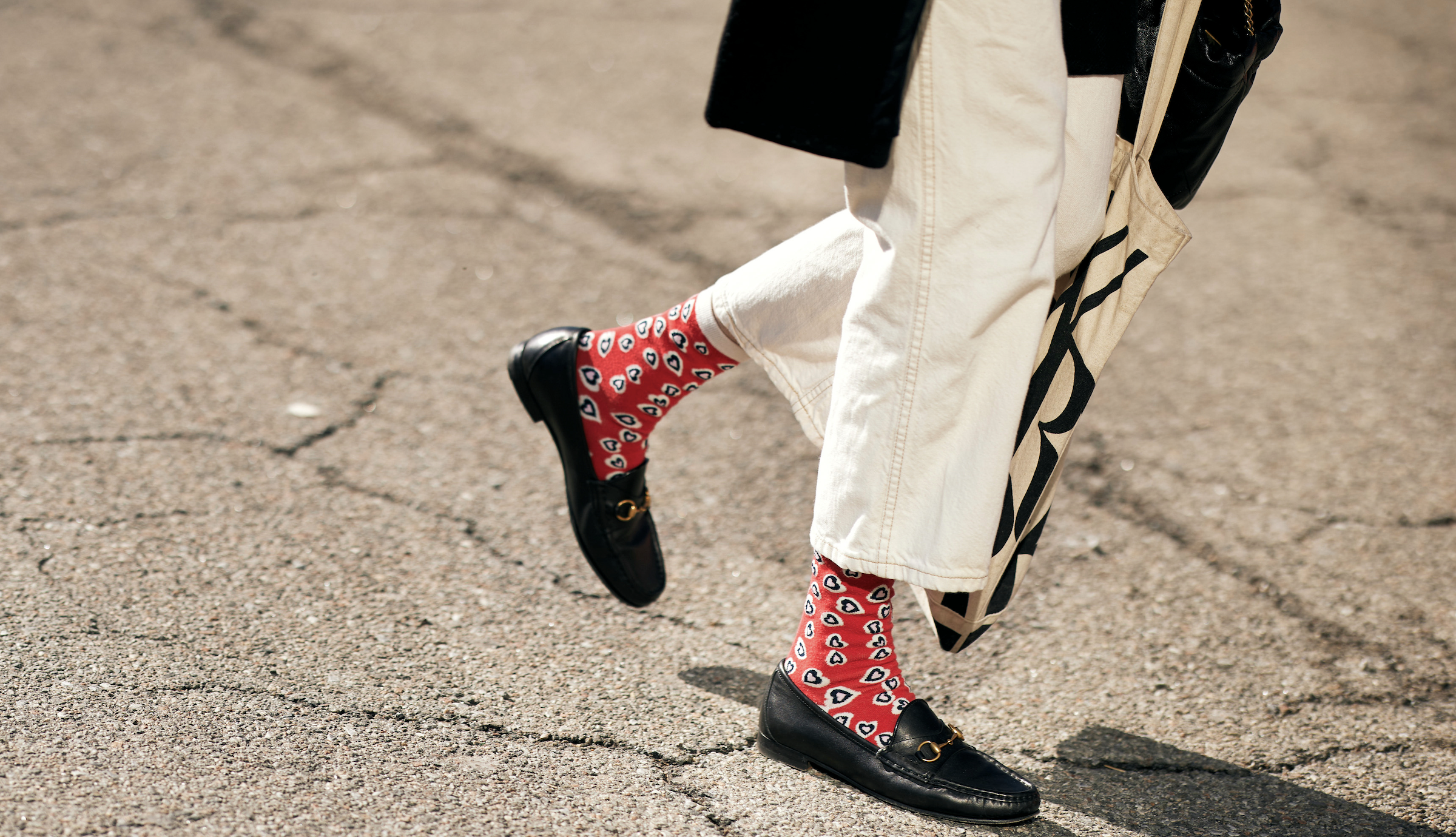 Lehet, hogy a piros zokni volt a tavalyi év legváratlanabb trendje, ennek ellenére egyértelműen egy jól alkalmazható stílusról van szó, ami velünk marad tavasszal is