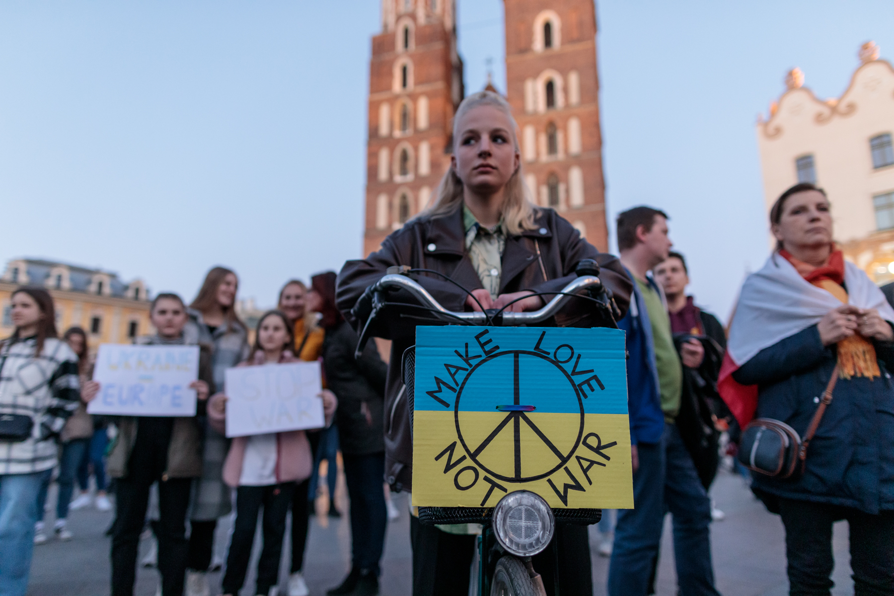 REPORTAJ. Considerați „hienele Europei” de presa rusă, care-i amenință, ca pe ucraineni, cu „denazificarea”, polonezii strigă „Ce-i cu cârpa din balcon?!” în fața steagului consulatului rus