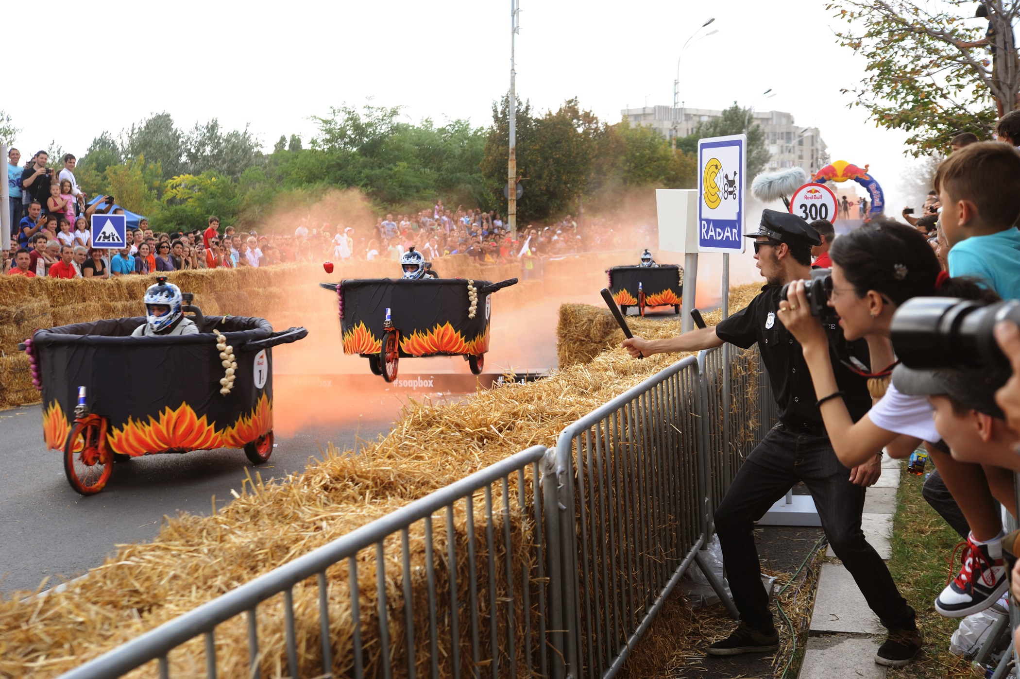 51 de mașini artizanale au defilat la primul Soapbox Race din România. Au învins ”Canibalii vegetarieni”