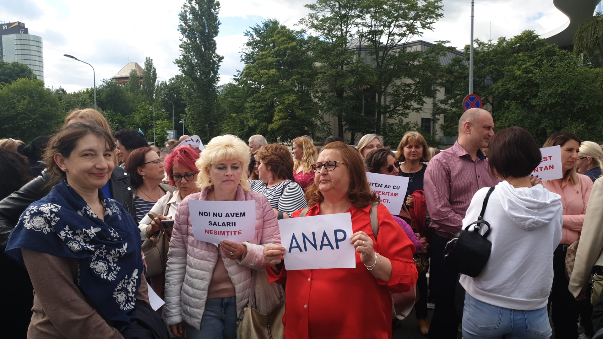 Protest spontan la Guvern. Angajații din aparatul de lucru al premierului vor salarii mai mari. Reacția lui Marcel Ciolacu