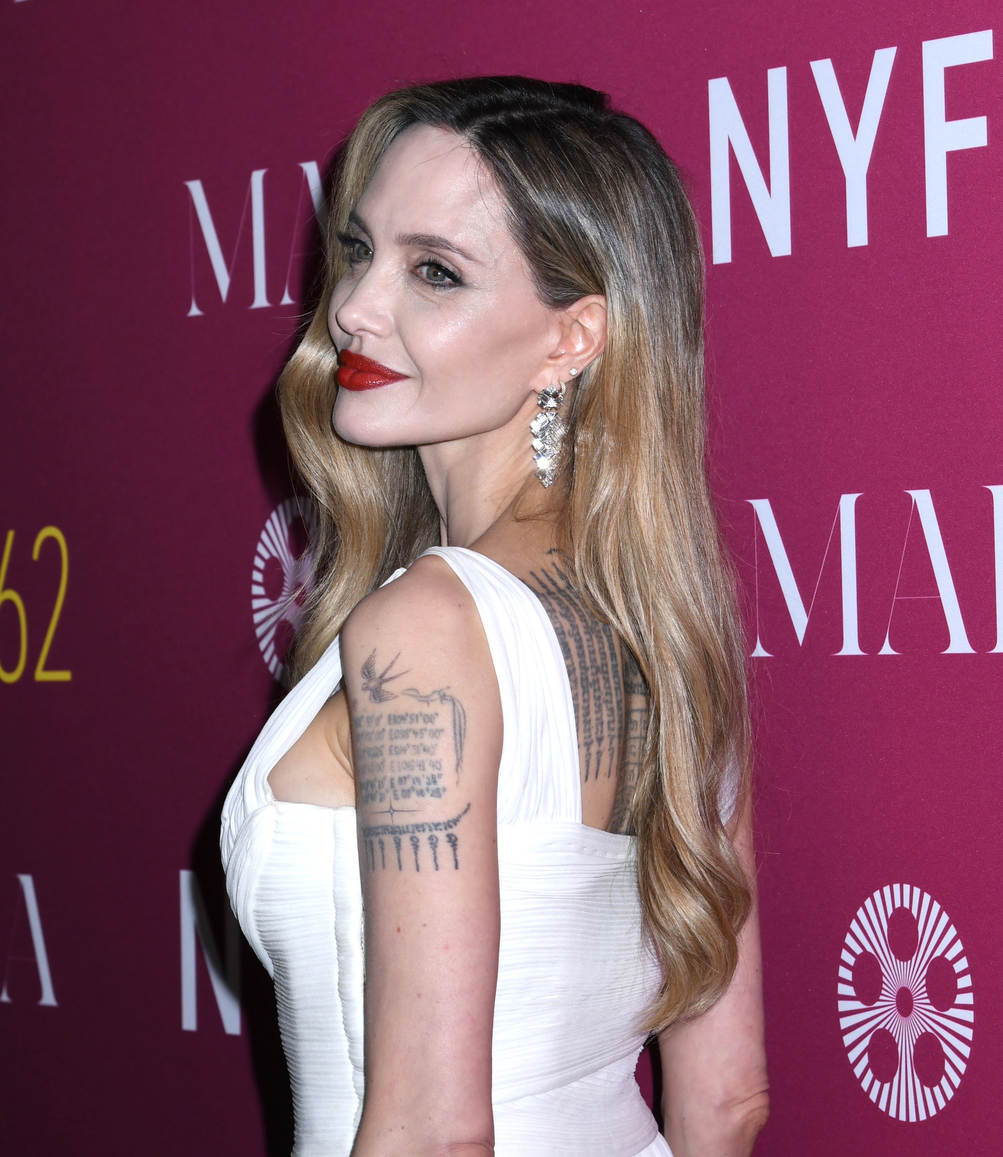 Angelina Jolie, apariție rară alături de fiul Knox. În vârstă de 16 ani, adolescentul seamănă izbitor cu Brad Pitt, tatăl său