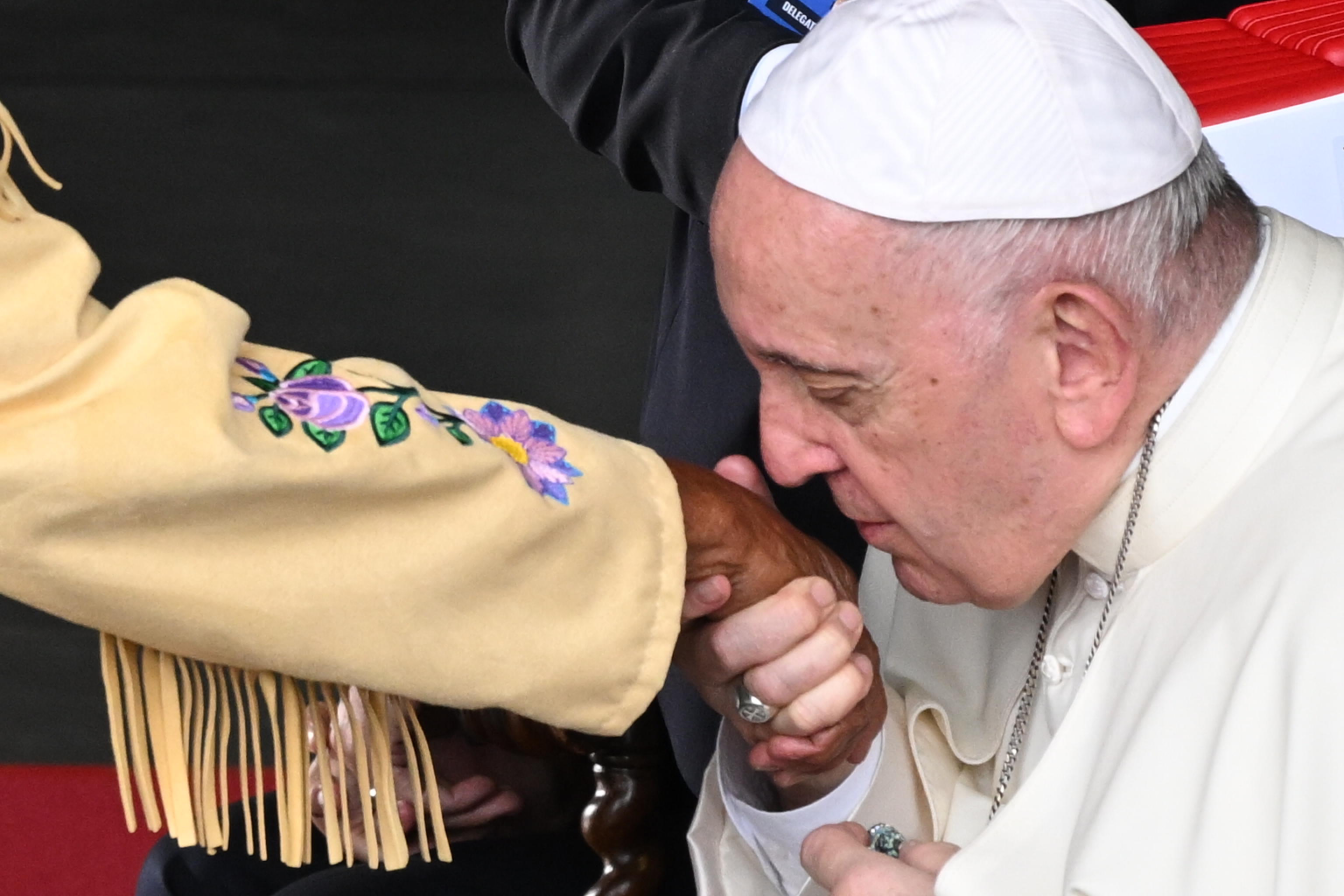 IMAGINEA ZILEI. Papa Francisc, cu o coroană de pene în cap, cere iertare pentru abuzurile comise contra copiilor indigeni din Canada