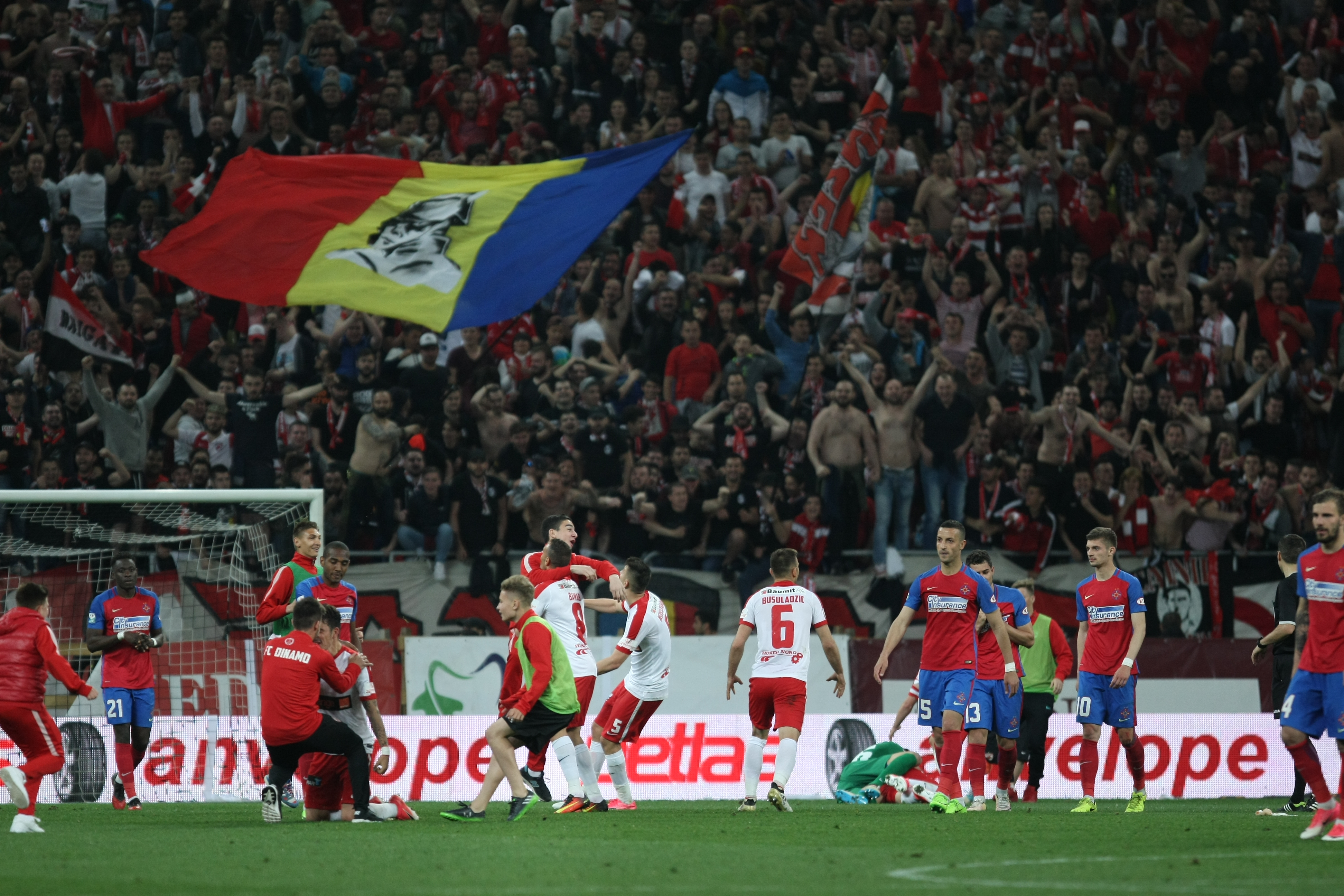 Liga I, etapa a 8-a, play-off: Dinamo - FCSB 2-1. Derby decis în minutul 96, din penalty! ”Cazul Bricheta”, nimica toată pe lângă bombardamentul de pe Arena Națională. Reghe, scandal cu arbitri | LIVE&VIDEO