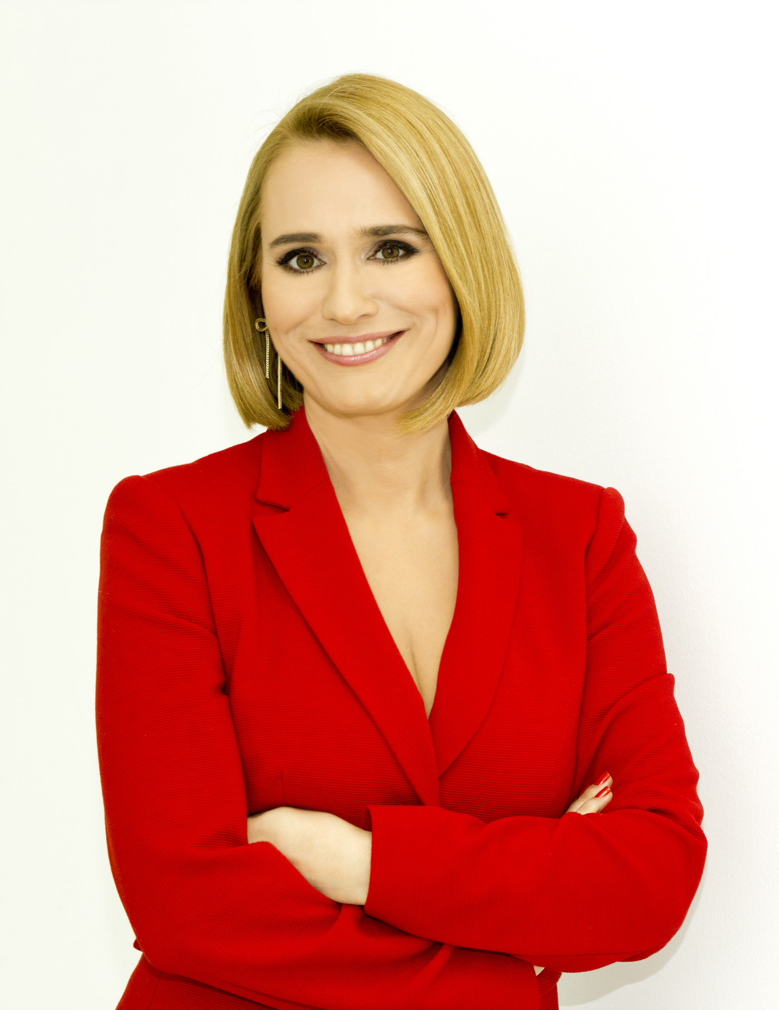 Lady in Red. Andreea Esca și obsesia ei pentru roșu! Rochiile cu care vedeta PRO TV se afișează de câțiva ani