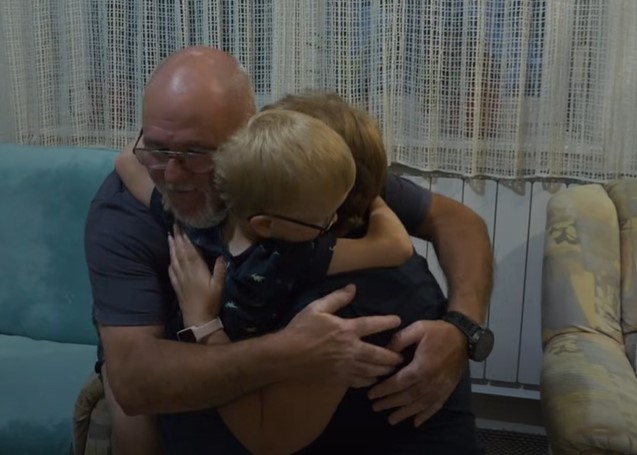 Egyetlen év miatt nem fogadhatják örökbe nevelőszülei Tibit - a kisfiúnak már ki is nézték az új családot Amerikában