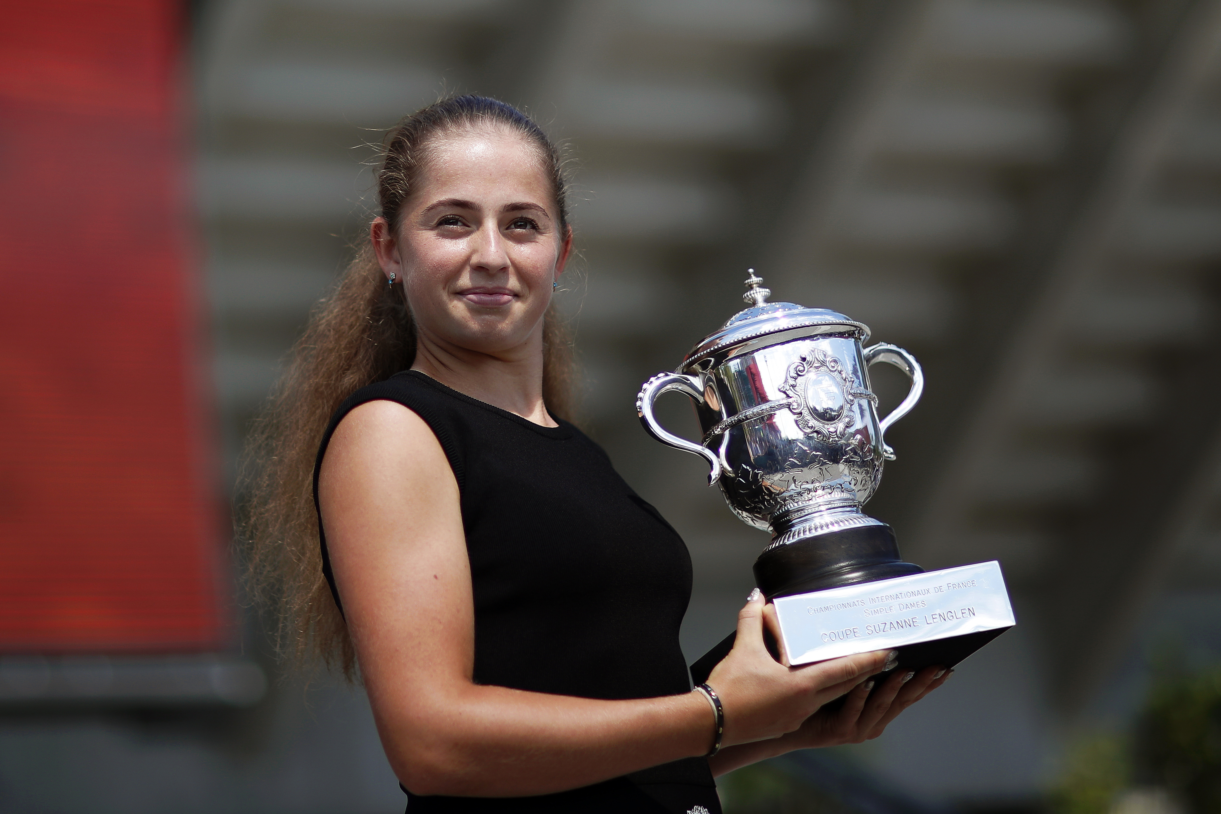 Jelena Ostapenko își trăiește momentul de glorie. Ședință foto cu trofeul, la Paris. Cum arată letona în pantofi cu toc! GALERIE FOTO