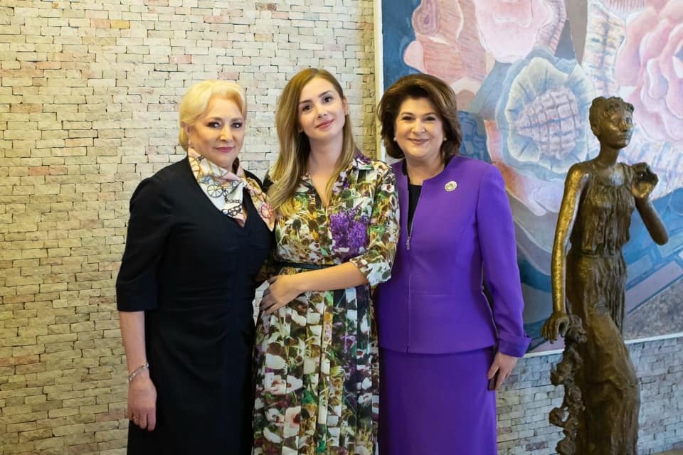 FOTO | Liviu Dragnea şi iubita sa, Irina Tănase, alături de femeile din PSD, de 8 martie. Petrecerea s-a ţinut la o vilă de protocol a statului