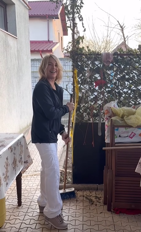 Imagini cu Nadia Comăneci acasă la mama ei, unde a dat cu mătura și a gătit: „Lucruri normale, pe care le fac și în America”. Cum au reacționat fanii