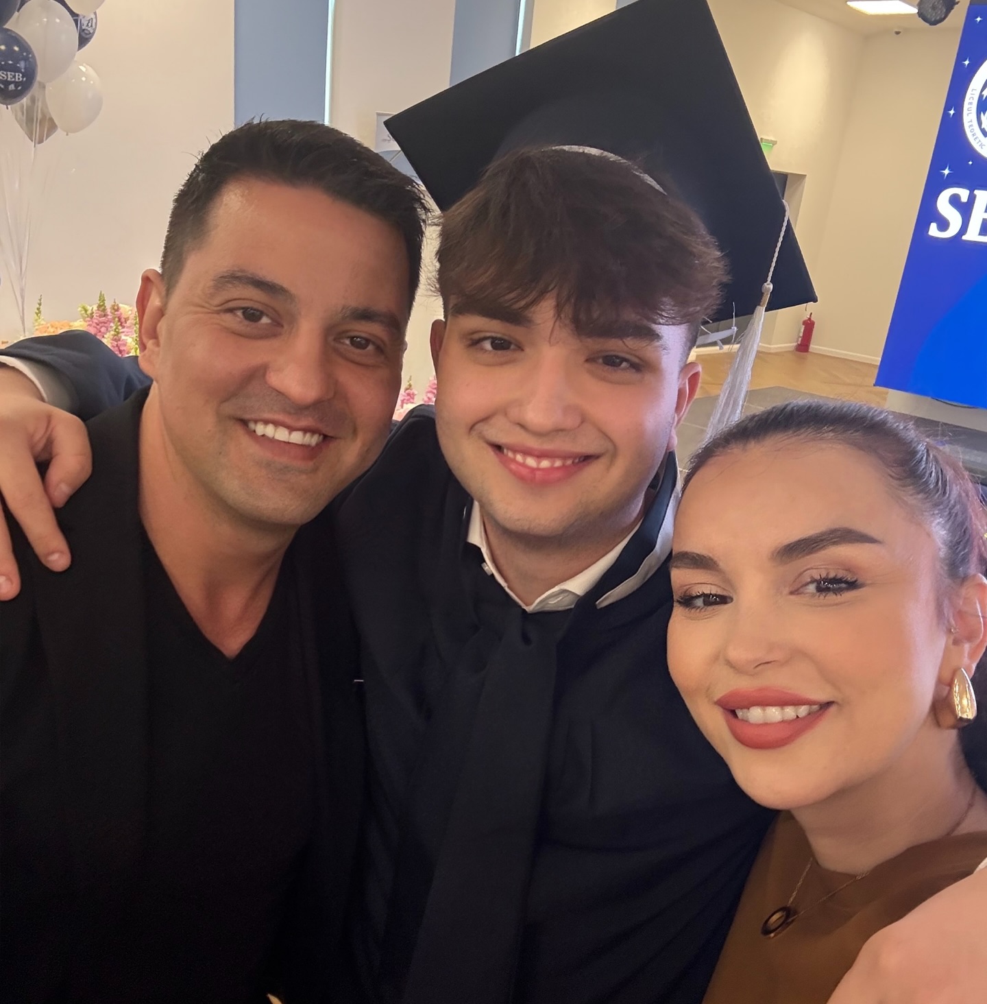 Cum a apărut Geanina Ilieș la liceul unde băiatul ei a dat Bacalaureatul. Îmbrăcată în galben și cu geanta Louis Vuitton pe umăr, vedeta a avut emoții