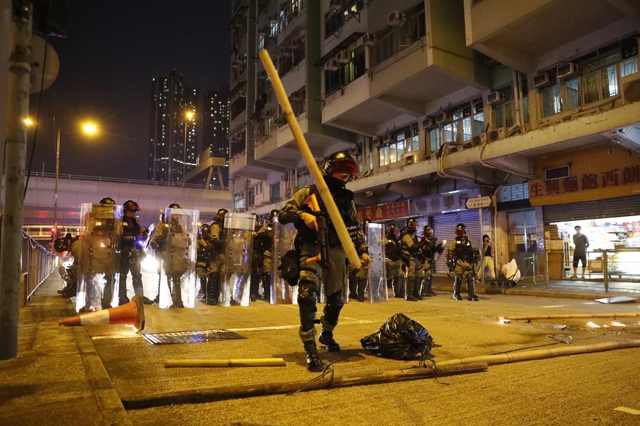 Violențe la Hong Kong. Poliția a pus substanțe iritante în tunurile cu apă, protestatarii au distrus sute de magazine și bănci