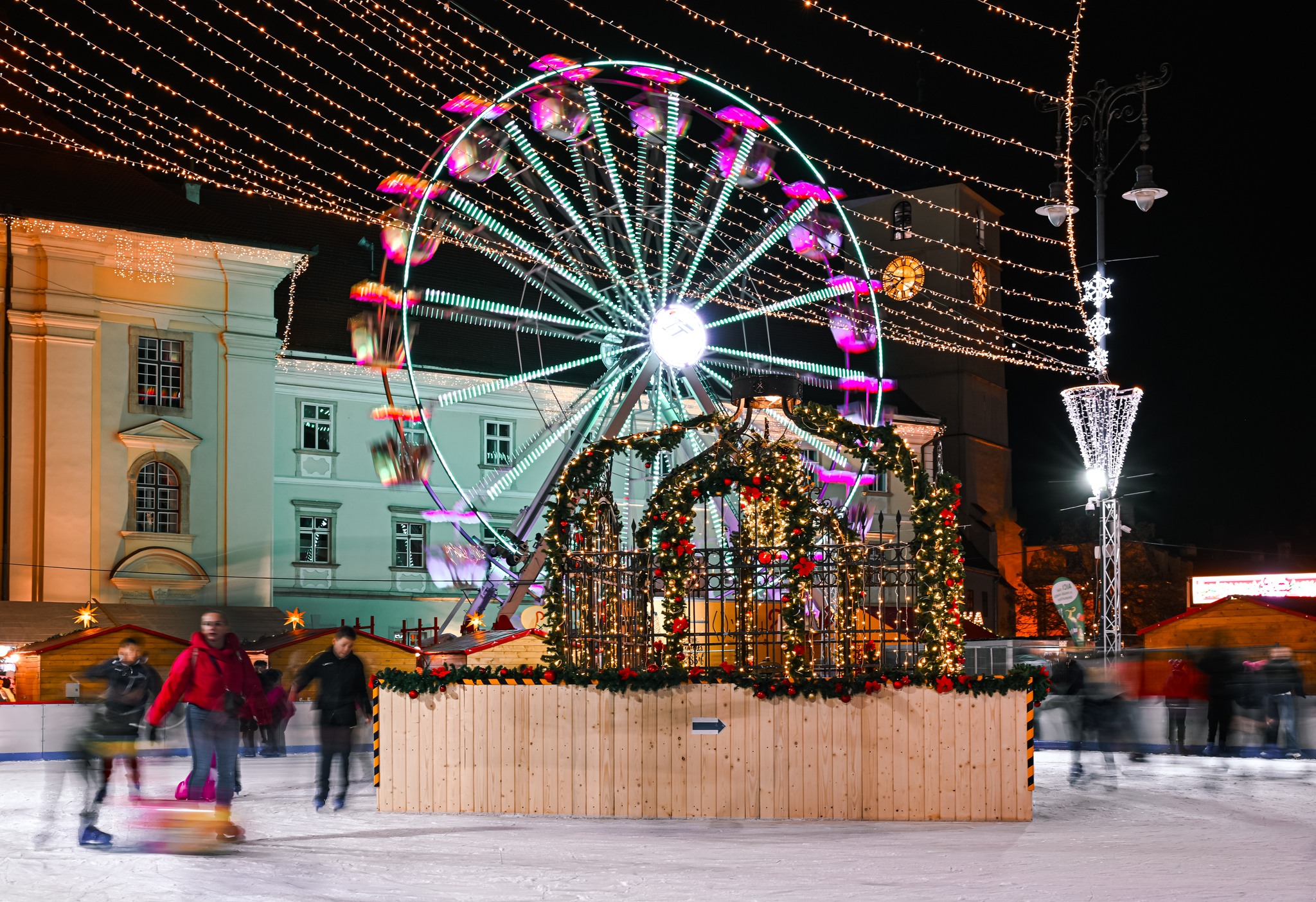 Târgul de Crăciun Sibiu 2025. Peste 100 de căsuțe cu delicii gastronomice, o roată panoramică de 22 de metri și Atelierul lui Moș Crăciun vă așteaptă în centrul orașului