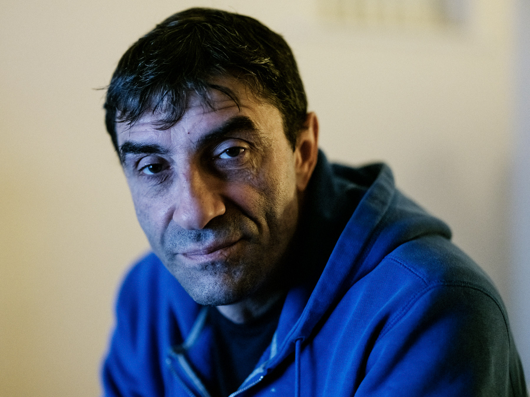Viața și patimile unui român pe care l-a salvat plecarea în străinătate: „Dacă era să rămân în țară, ori eram la pușcărie, ori eram un bețiv profesionist, ori eram mort”