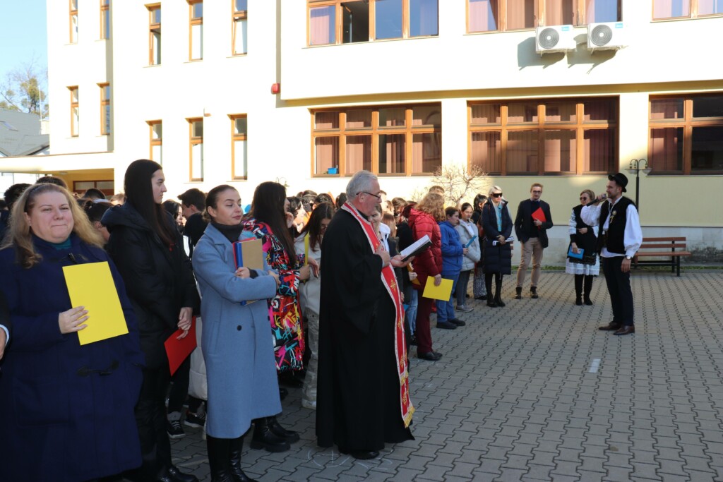 Harta României Mari, formată din sute de elevi ai Liceului Greco-Catolic „Inochentie Micu” Cluj-Napoca, de Ziua Națională