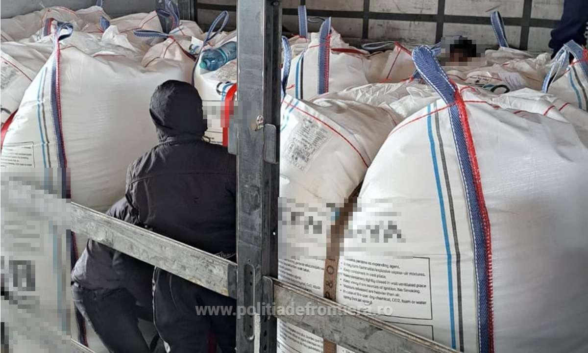 72 de migranți ascunși în TIR-uri, depistați în ultimele 24 de ore, la frontiera cu Ungaria. Erau pitiți printre saci cu fructe și alte bunuri