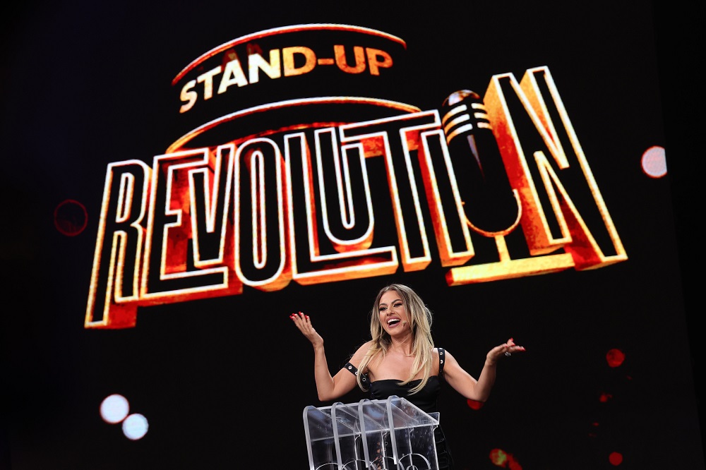 Amna și Piticu, la „Stand-Up Revolution”. Cântăreața le-a lansat juraților o provocare muzicală, iar artistul le-a făcut un dans surpriză