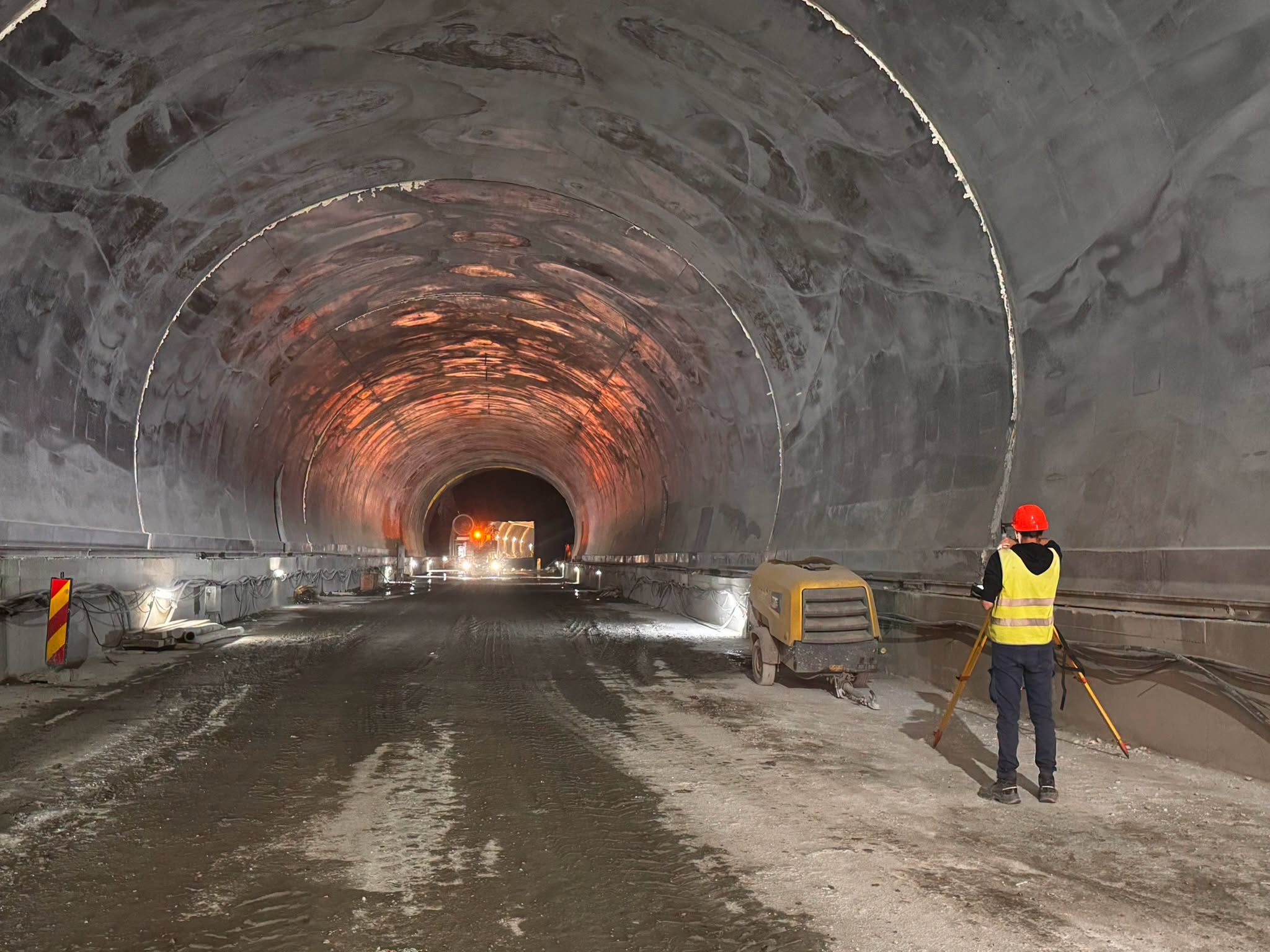 Noutăți de pe lotul cu tuneluri de pe A1 Margina - Holdea: pe șantier se instalează propria uzină de grinzi și o stație de asfalt
