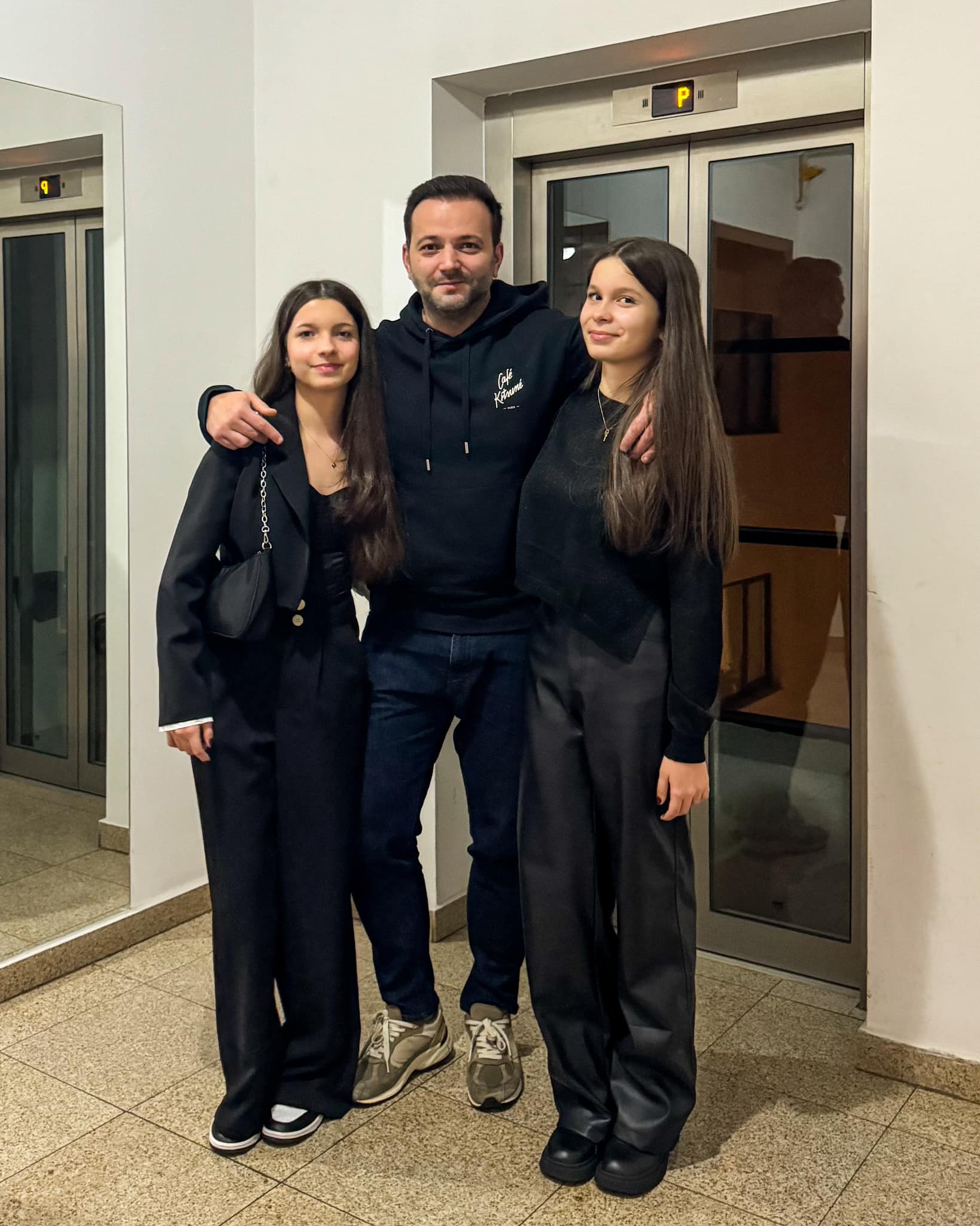 Cum s-au îmbrăcat gemenele lui Mihai Morar la Balul Bobocilor. Fanii prezentatorului au reacționat: „Ai două domnișoare frumoase”