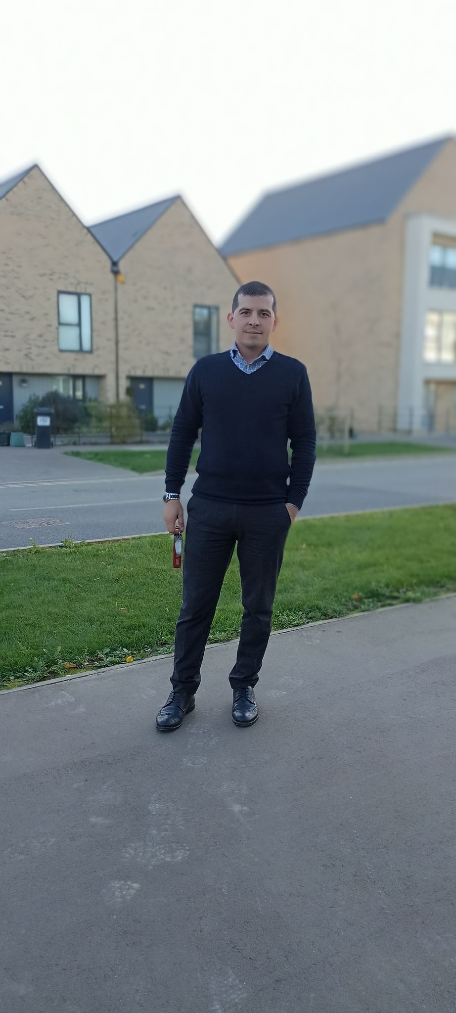Un sculptor din Prahova continuă să creeze icoane din lemn în plină eră digitală. Banii încasați din lucrări, folosiți pentru tratamentul mamei sale
