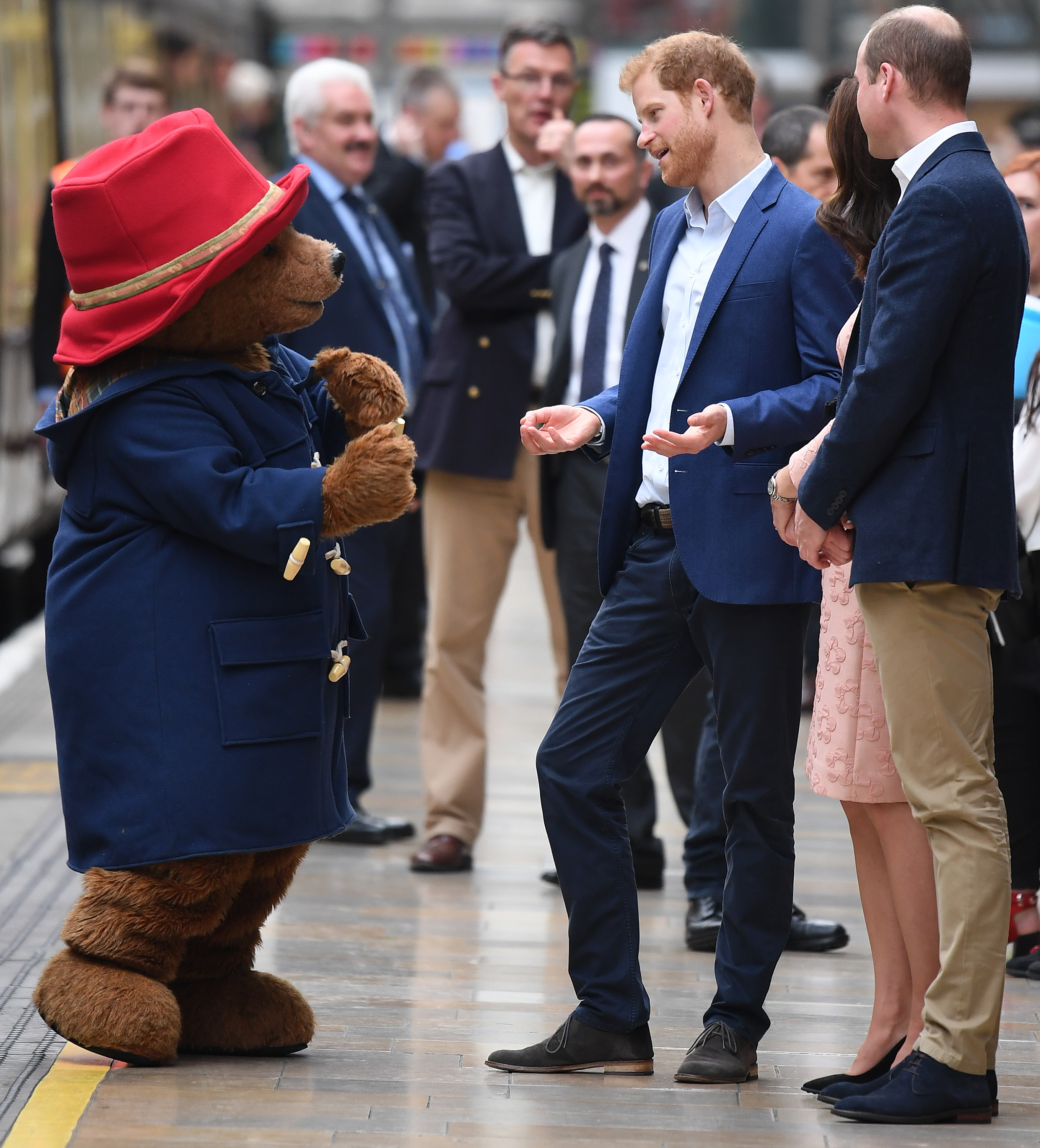 FOTO| Moment unic: Kate Middleton, însărcinată, a dansat cu Ursulețul Paddington în mijlocul străzii