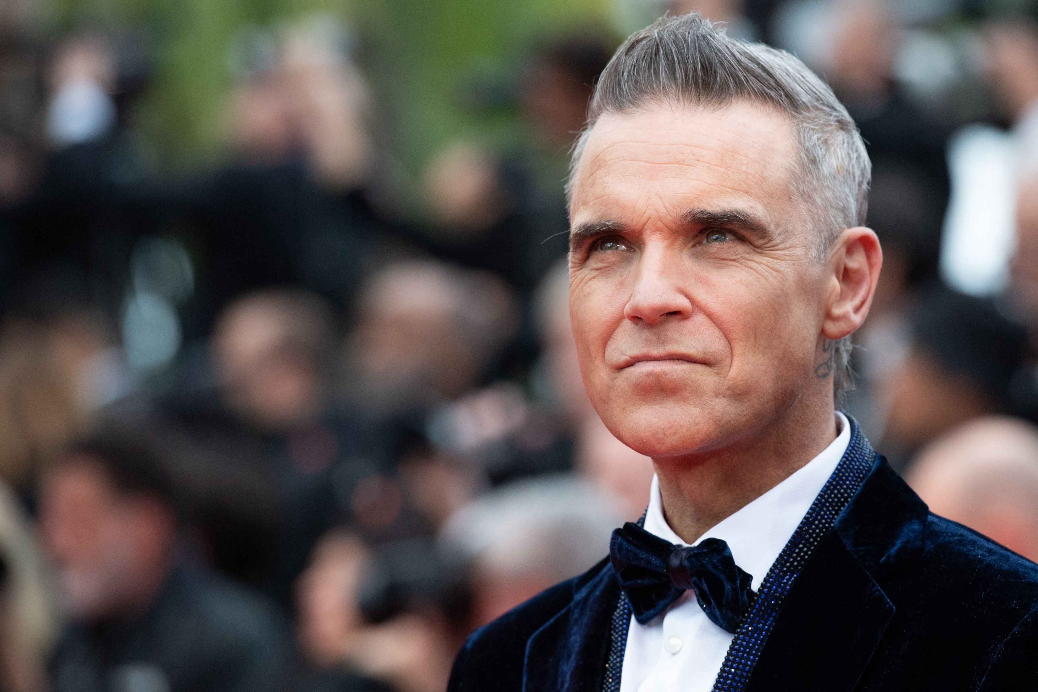 FOTO. Robbie Williams, lecție de eleganță la Cannes. A venit să vadă filmul cu DiCaprio și De Niro. Peste două săptămâni vine la București