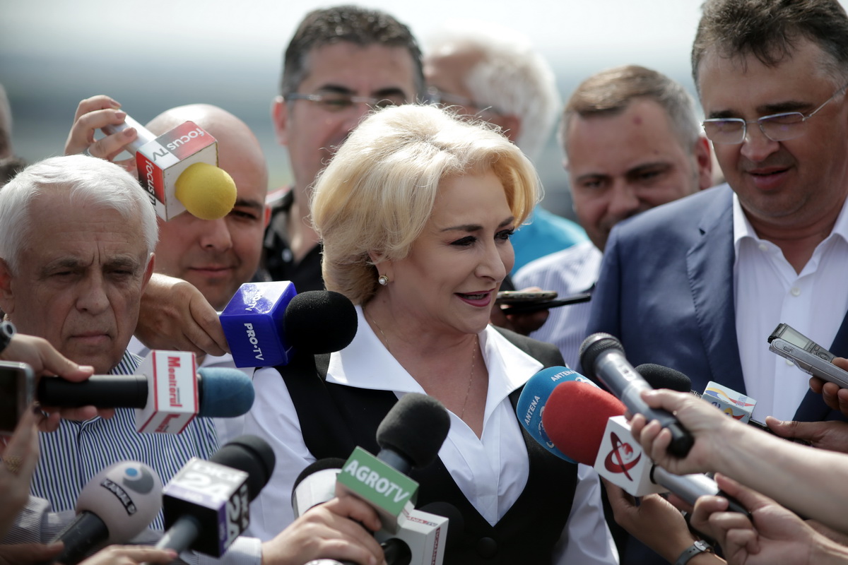 Dăncilă îi cheamă joi pe agricultori la Palatul Victoria; Premierul a vizitat o livadă de cireși și afine și o stație de irigații (FOTO)