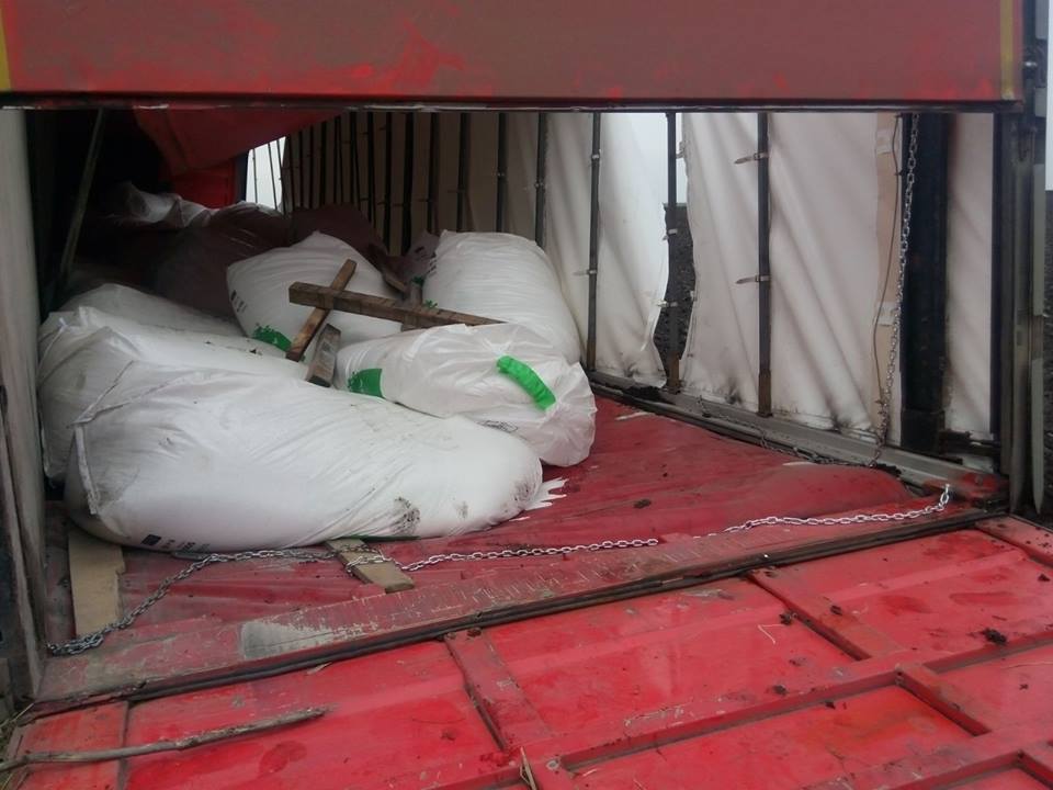 UPDATE: Un tir încărcat cu 24 de tone de azotat de amoniu s-a răsturnat în Buzău. Traficul în zonă a fost reluat | FOTO&VIDEO