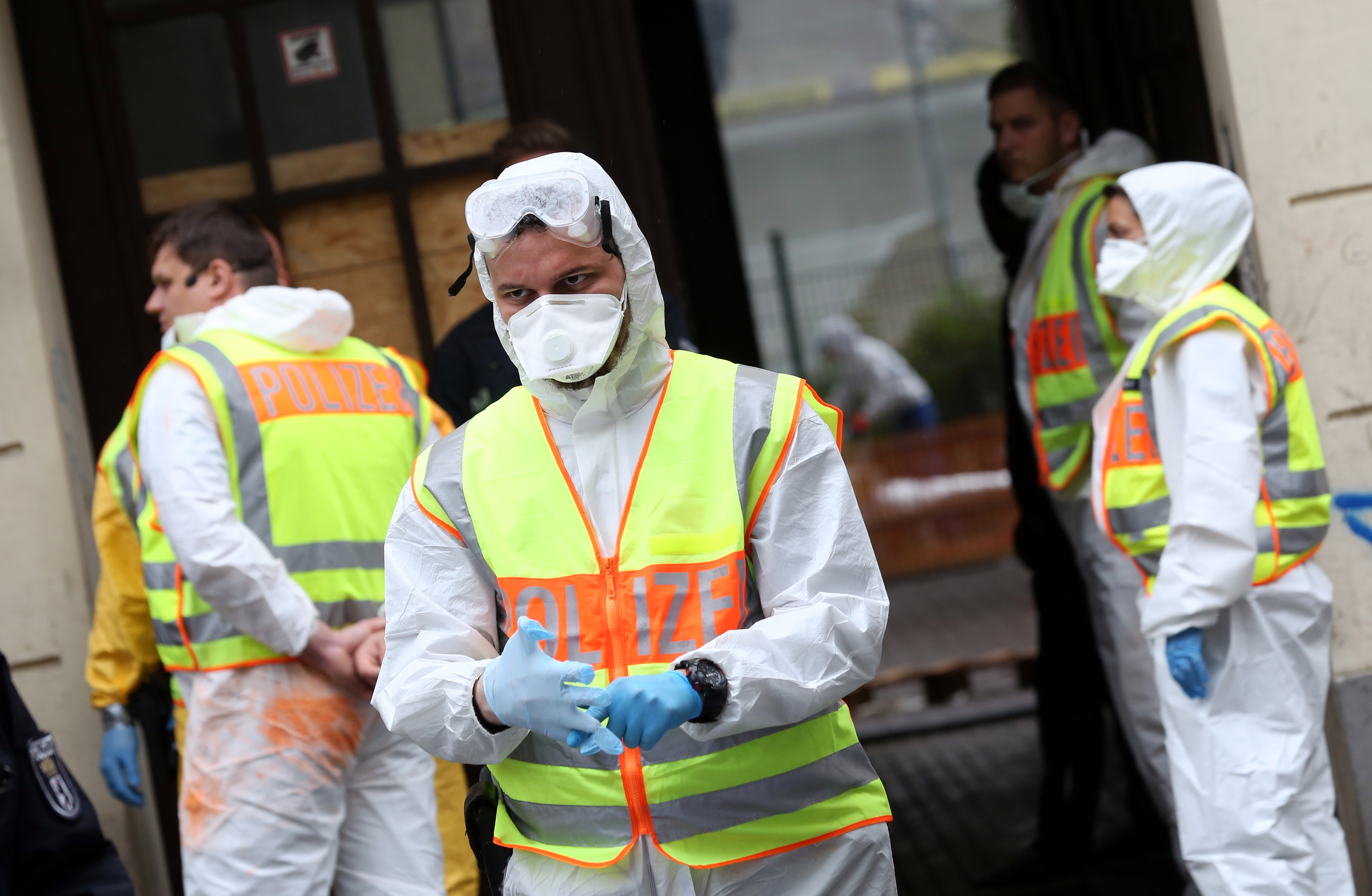 Zeci de români, evacuați dintr-o clădire din Berlin. Locul era focar de infecție