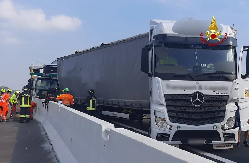 Șofer român de TIR mort, strivit în cabină într-un accident cumplit cu patru camioane, pe viaductul Tagliamento, în Italia
