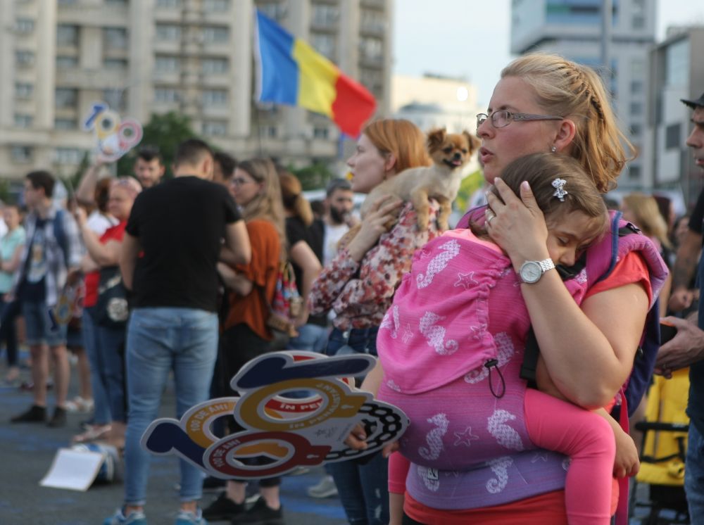 GALERIE FOTO/ Protest #Rezist, la o zi după mitingul PSD. Circa 1.000 de persoane sunt în Piața Victoriei