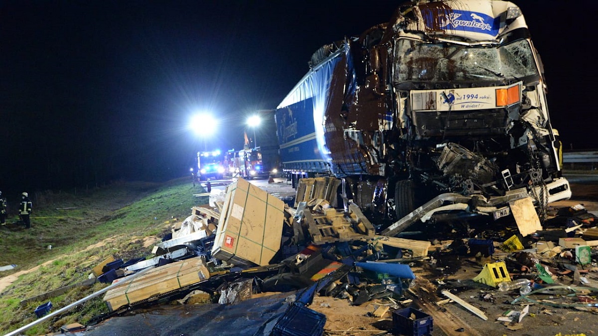 Vopseaua din camionul unui român a acoperit cabina TIR-ului care l-a lovit violent din spate, pe o autostradă din Germania